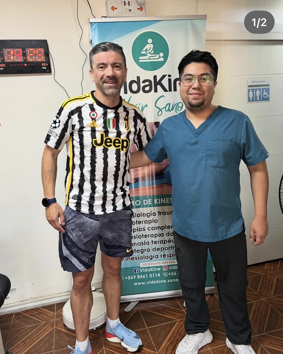 Paciente junto al equipo de VidaKine