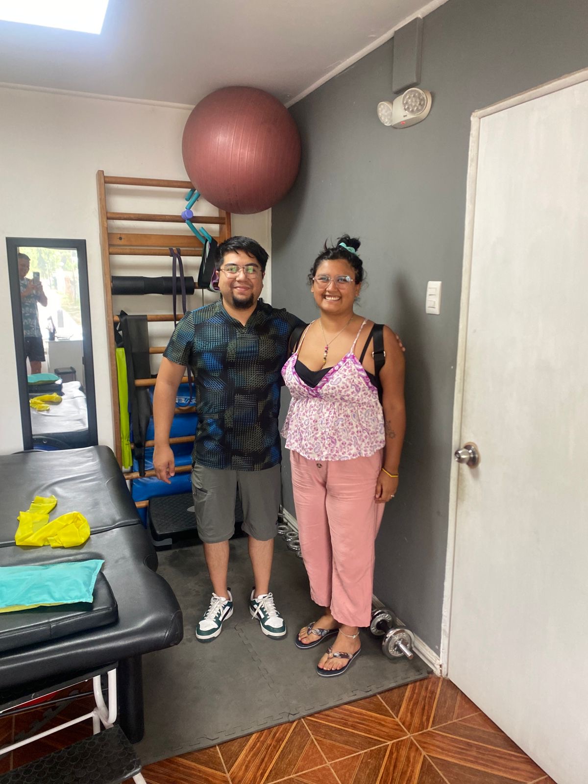 Boris Briones junto a una paciente